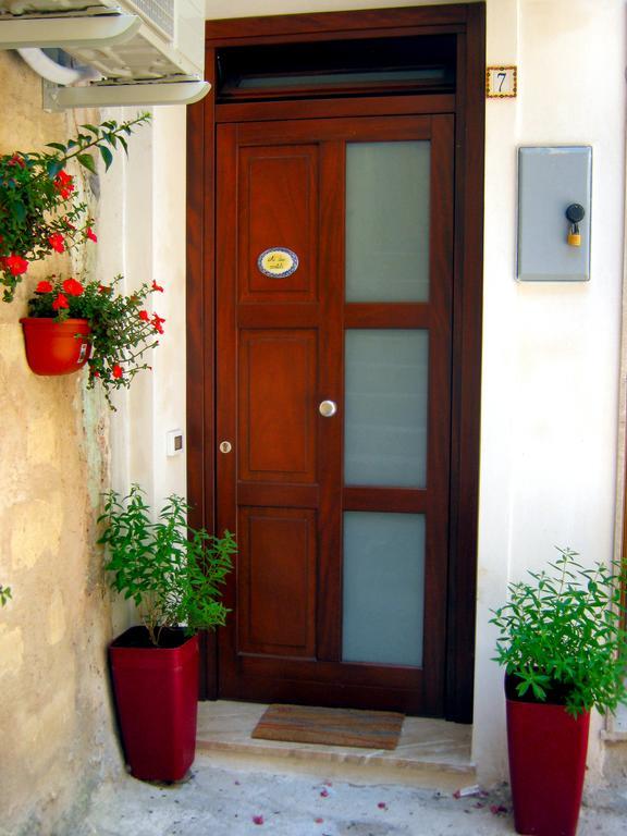 Ai Due Cortili Apartment Trapani Cameră foto