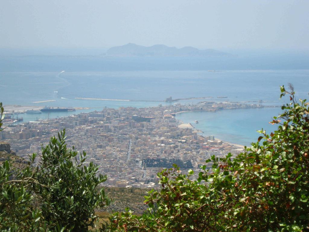 Ai Due Cortili Apartment Trapani Cameră foto